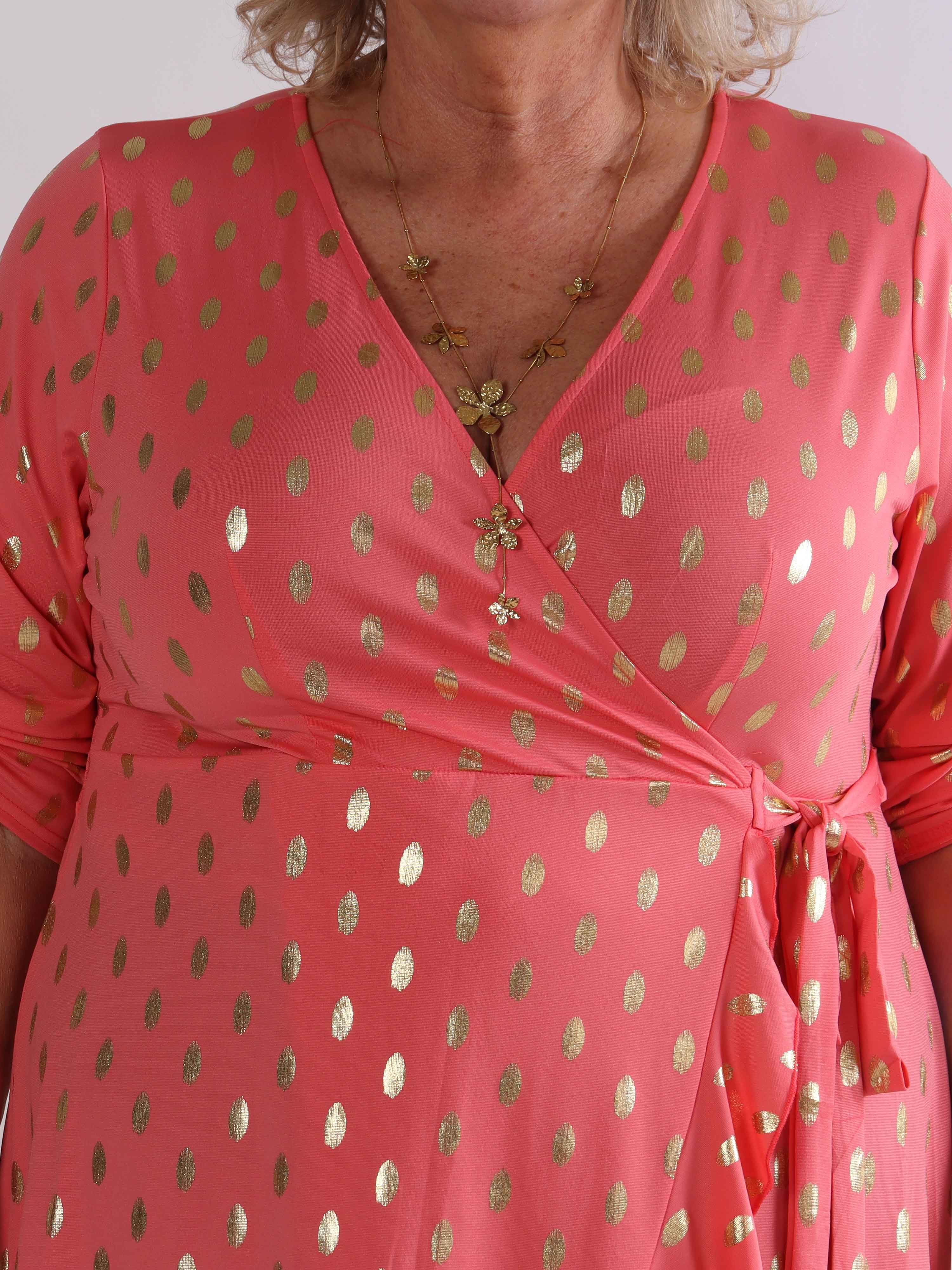 Savina Gold - Elastisk plus size klänning i omlott-look med guldprickar